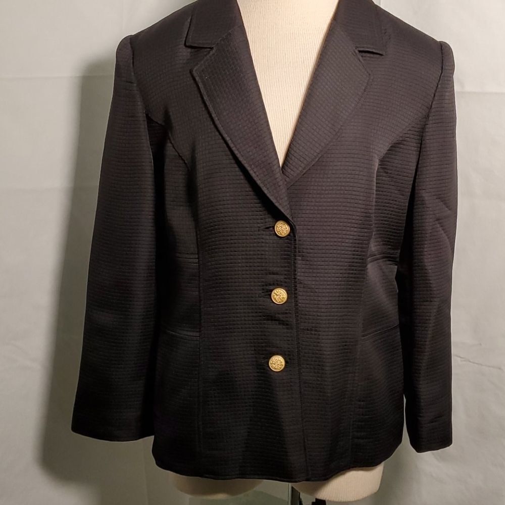 Via Condotti: vintage black jacket. Great all year long. Size 16. Minamalist